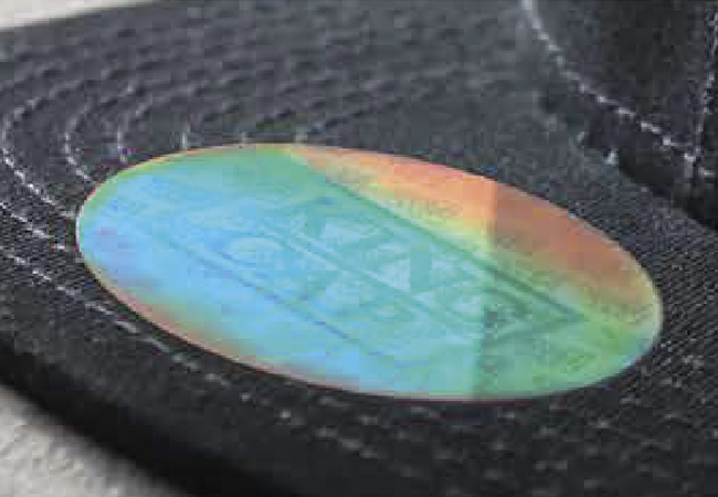 Caps und Mützen mit Hologramm Stickern veredeln